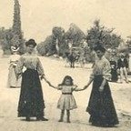 A la ville, nos aïeux parfois avec leurs enfants émerveillés