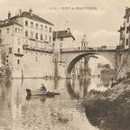La place du village est le lieu où bat son cœur, celui de notre vaste parentèle