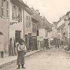 Théâtre aussi des deuils non faits, les douleurs non exprimées, des mots restés sur les lèvres, des talents non réalisés ...