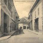 La place du village est le lieu où bat son cœur, celui de notre vaste parentèle